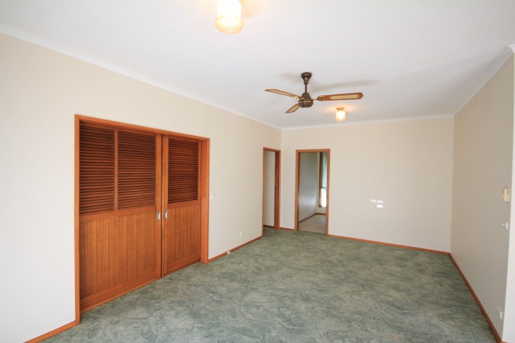 31 Churchill Court, Daisy Hill VIC 3465, Image 2