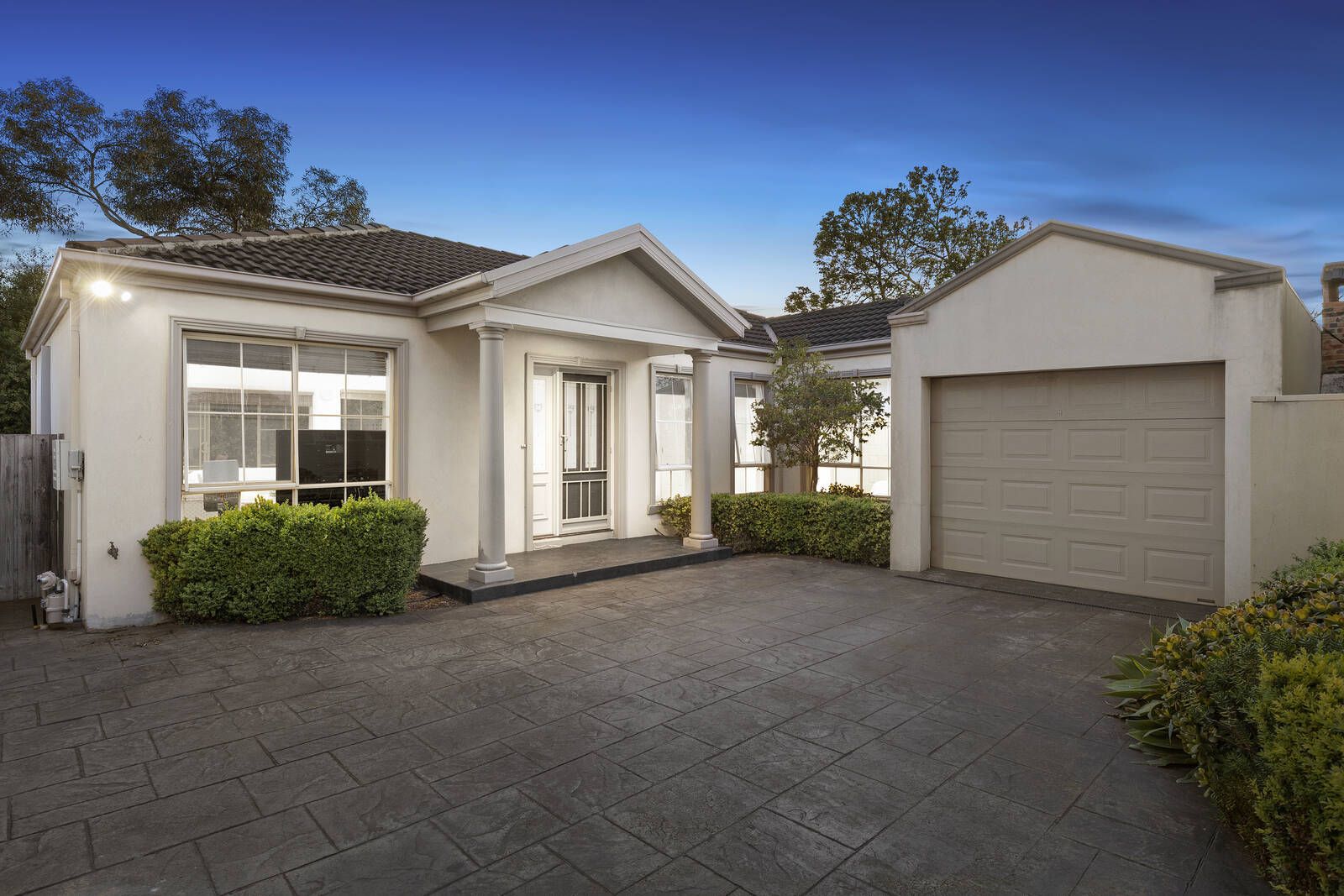 3 bedrooms Apartment / Unit / Flat in 2/38 Deakin Street BENTLEIGH EAST VIC, 3165