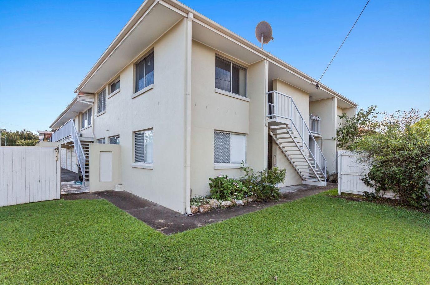 2 bedrooms Apartment / Unit / Flat in unit 2/677 Oxley Road CORINDA QLD, 4075