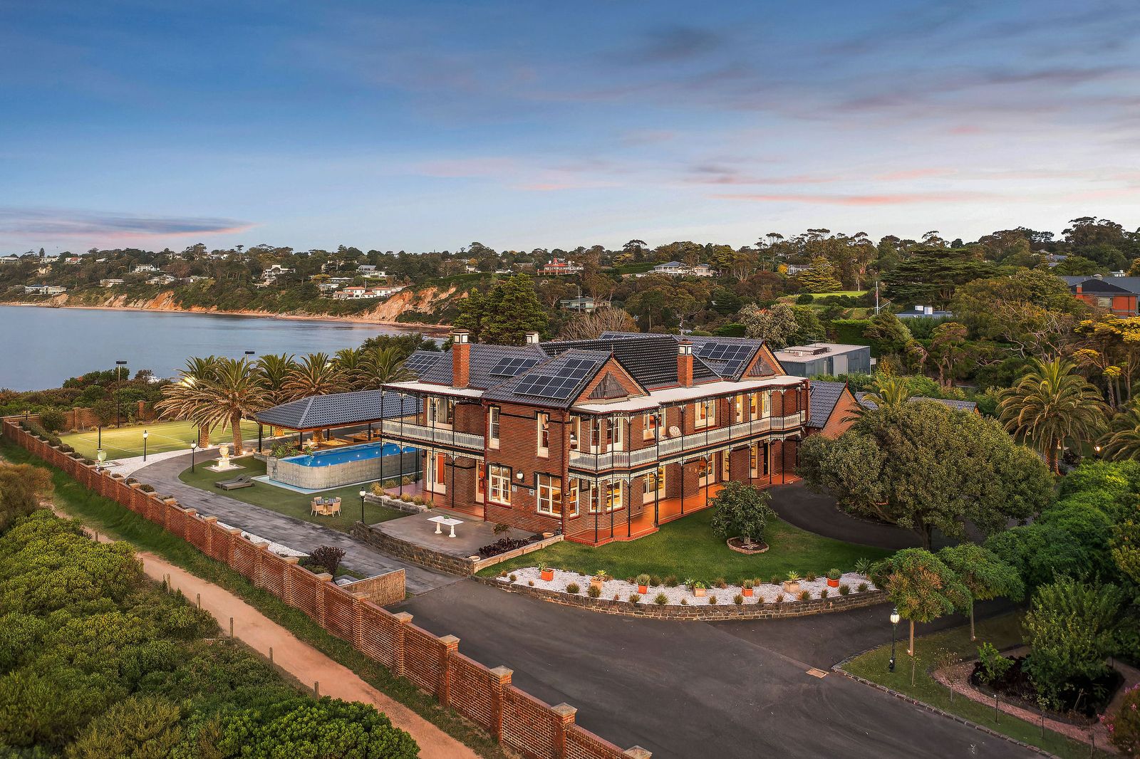 5 bedrooms House in 4 Denistoun Avenue MOUNT ELIZA VIC, 3930