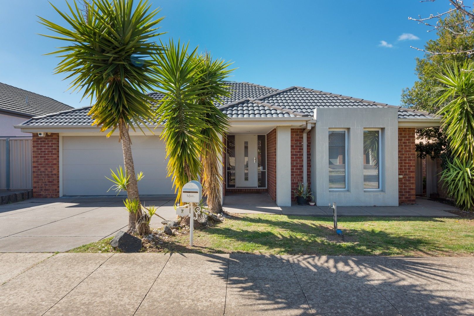 4 bedrooms House in 7 Oakview Parade CAROLINE SPRINGS VIC, 3023