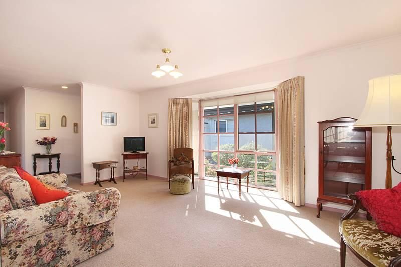 2/10 Winbourne Road, MOUNT WAVERLEY VIC 3149, Image 1