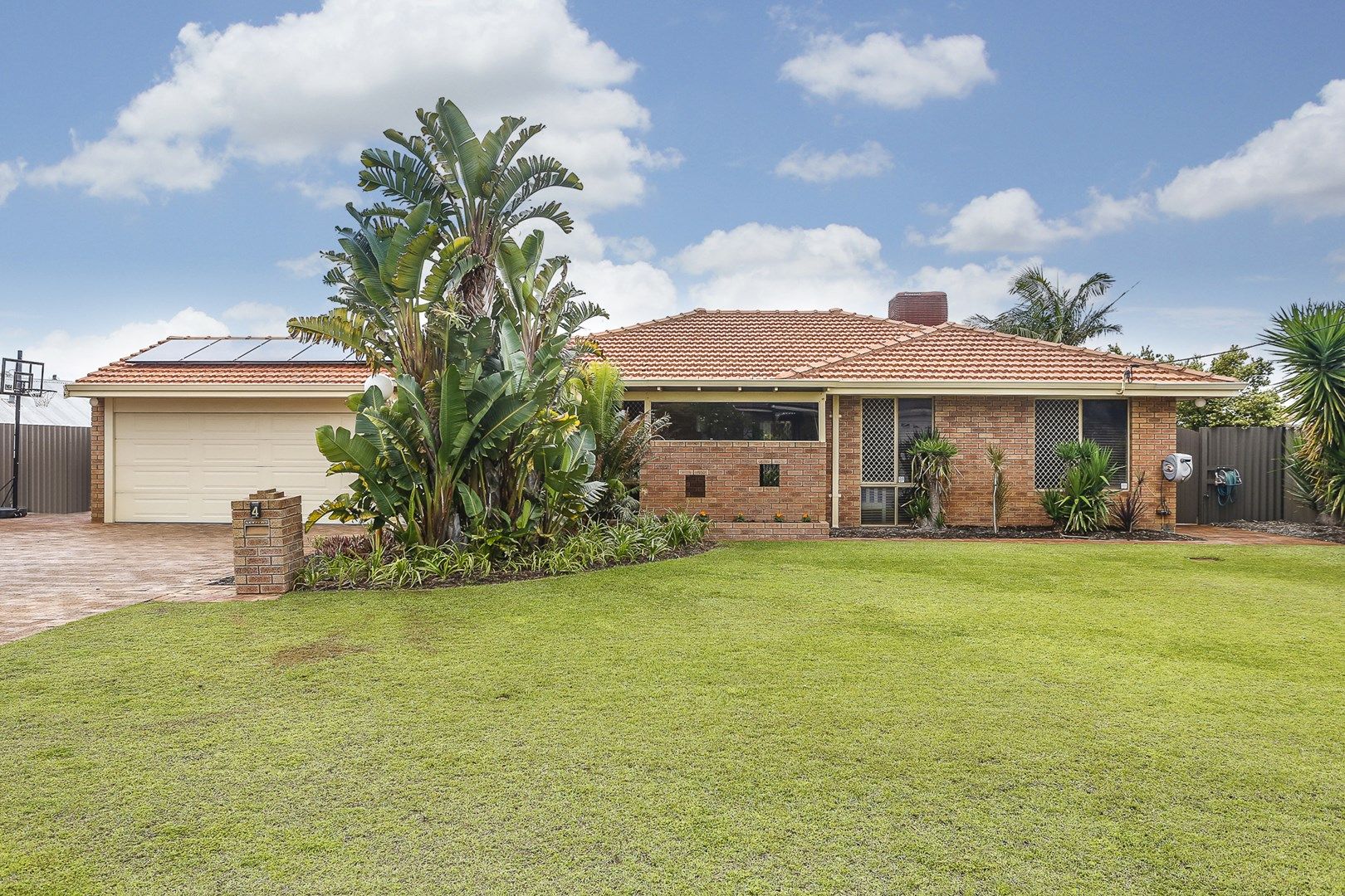 3 bedrooms House in 4 Aerolite Way BELDON WA, 6027