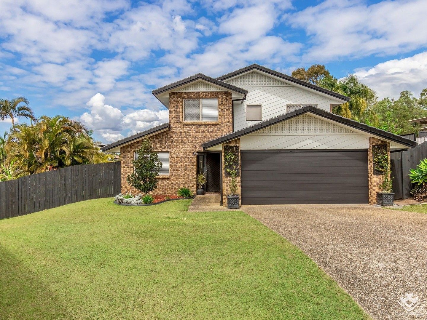 5 bedrooms House in 4 Enfield Place HELENSVALE QLD, 4212