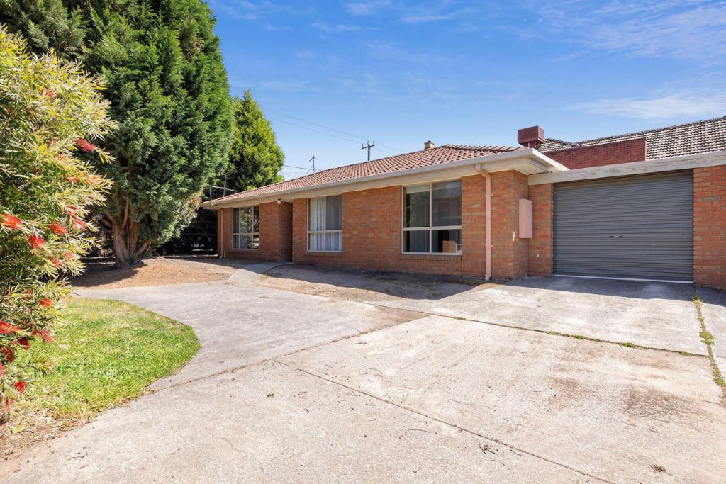 2 bedrooms Apartment / Unit / Flat in 1/621 Skipton Street REDAN VIC, 3350