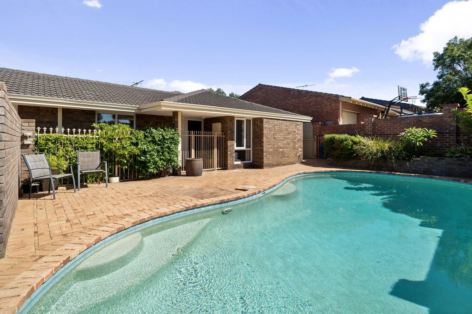 5 bedrooms House in 17 Bernedale Way DUNCRAIG WA, 6023