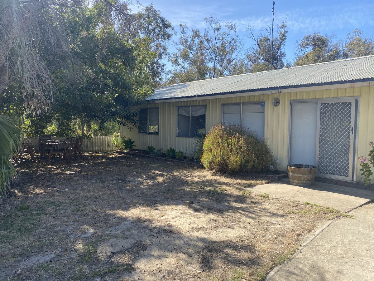 3 bedrooms House in 2 Banksia Terrace SOUTH YUNDERUP WA, 6208