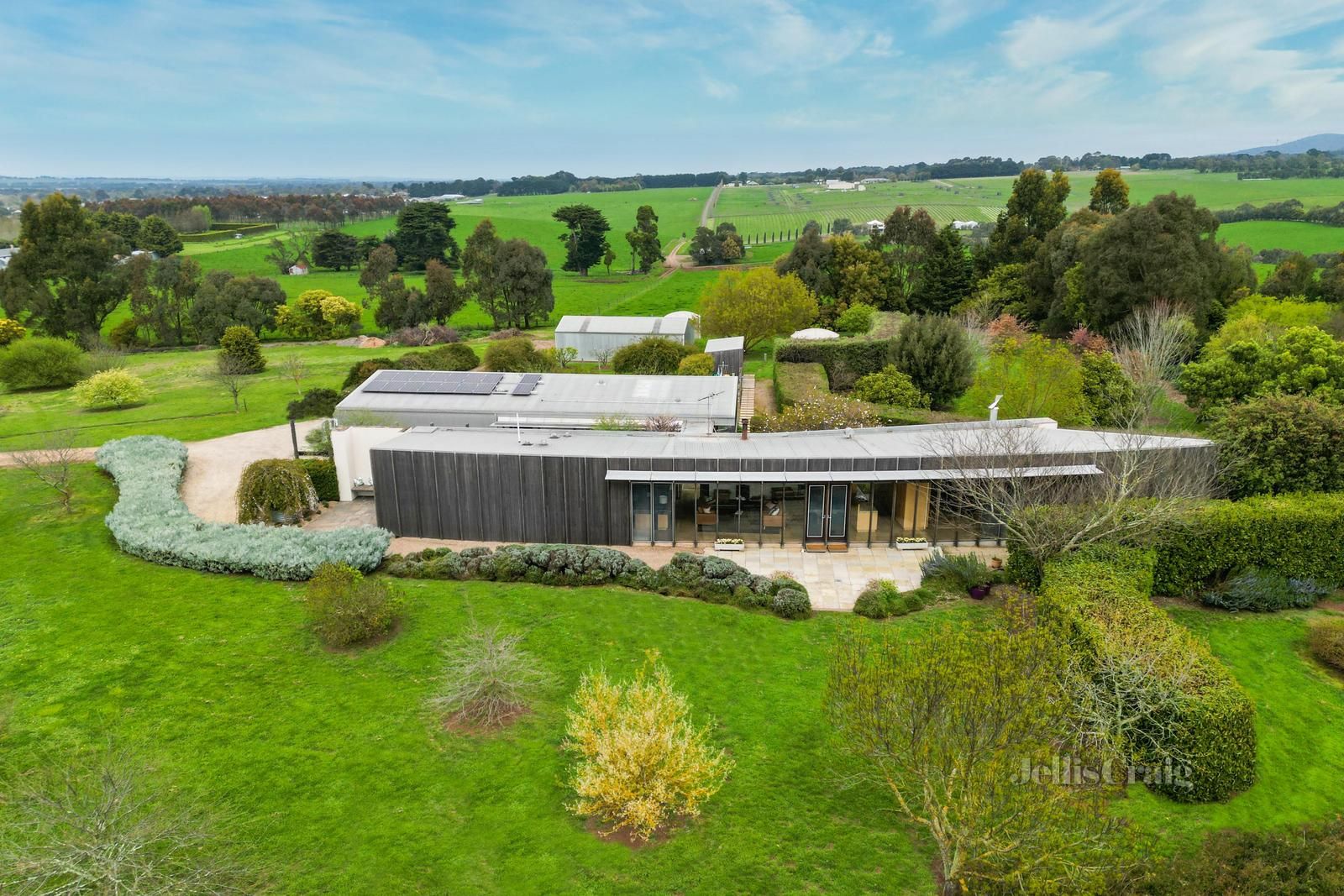 'Romsey House' 33 Ochiltree Court, Romsey VIC 3434, Image 0