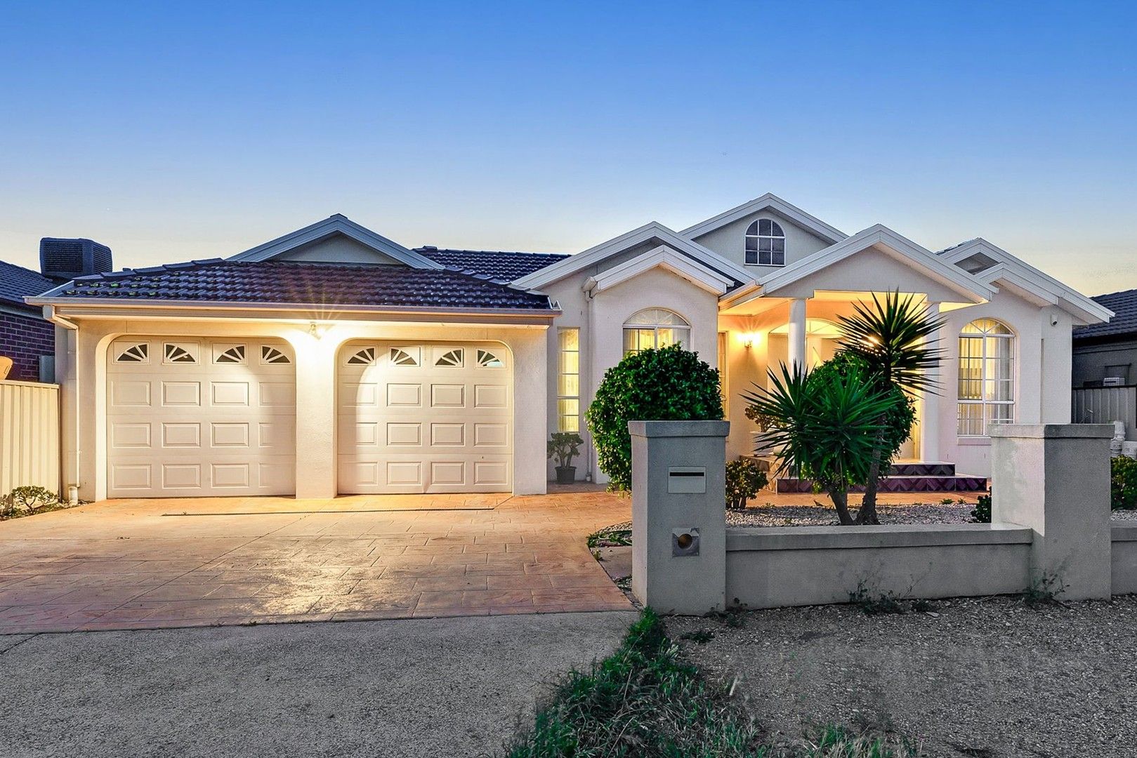 4 bedrooms House in 10 Evergreen Court TAYLORS HILL VIC, 3037