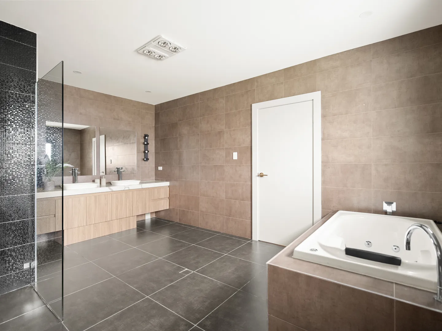 Luxurious Family Haven with Versatile Living Spaces and Granny Flat - More