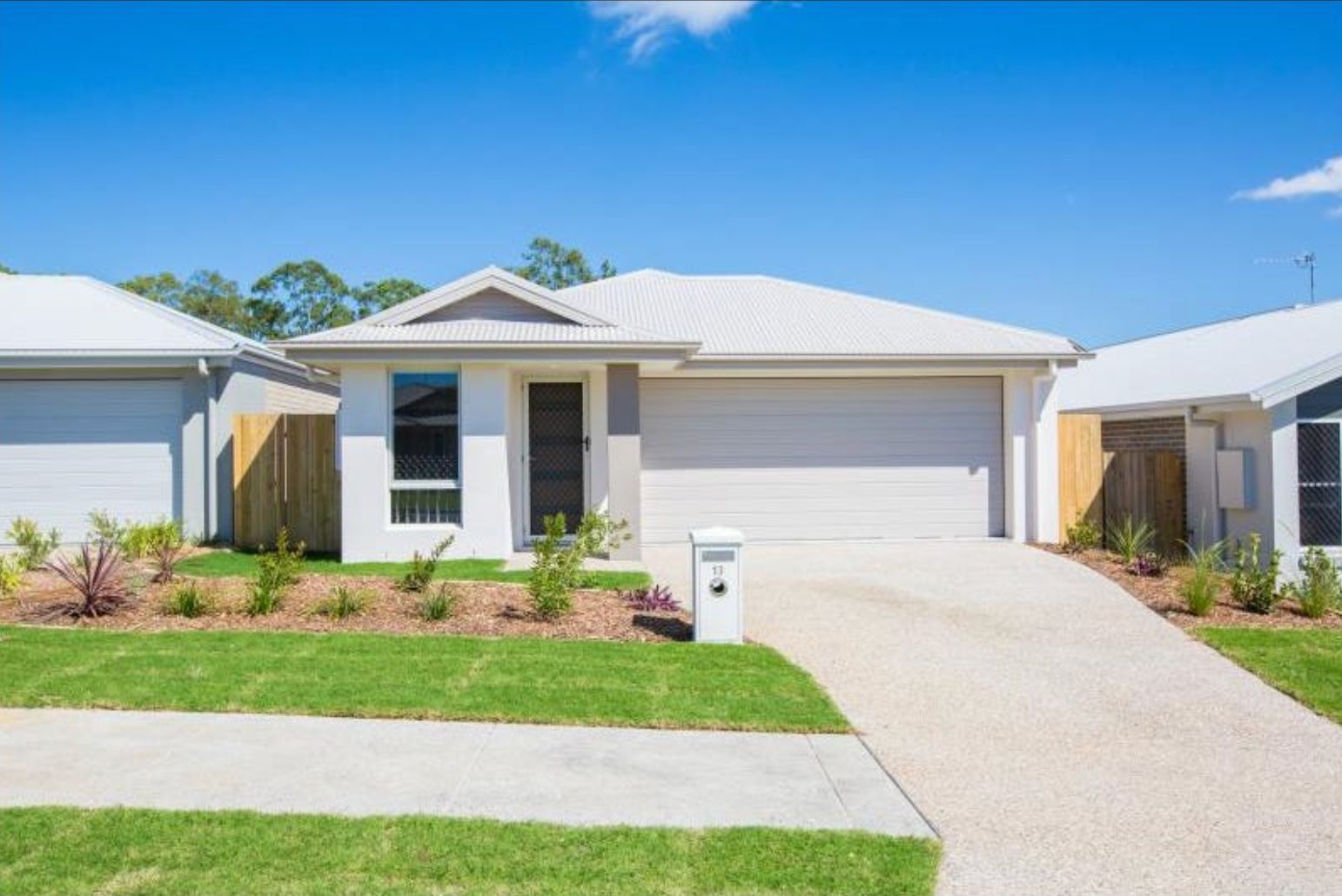 4 bedrooms House in 13 Moonstone Street PIMPAMA QLD, 4209