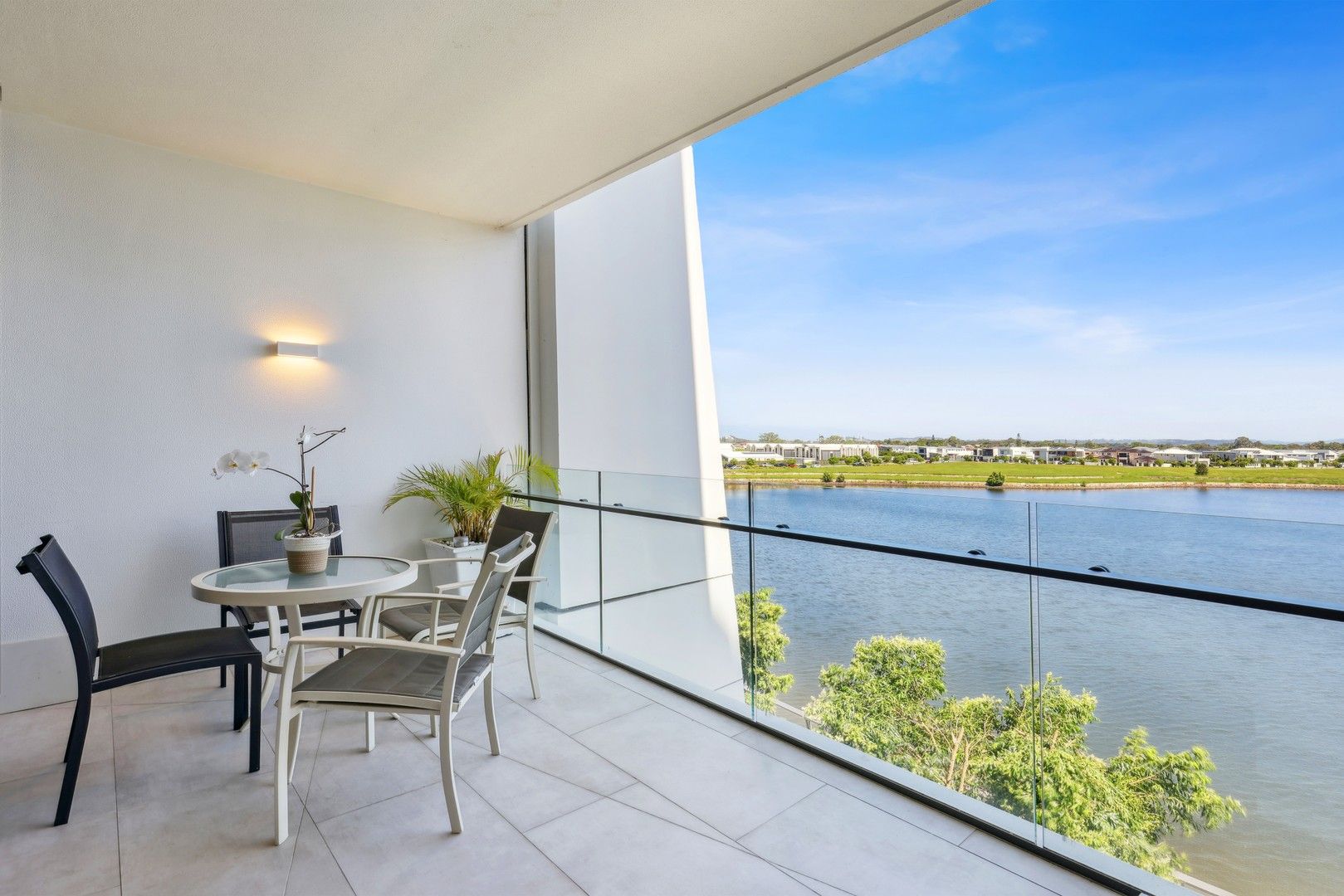 2 bedrooms Apartment / Unit / Flat in 2301/2 The Lanes Boulevard MERMAID WATERS QLD, 4218