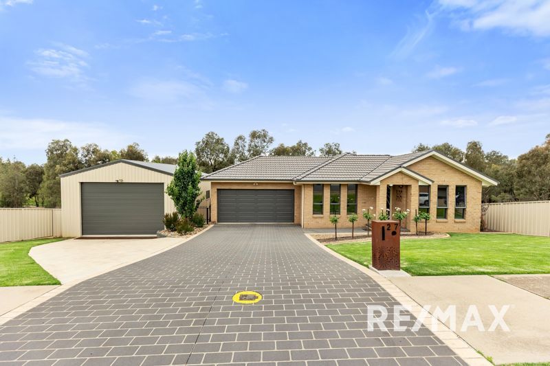 27 John Potts Drive, Junee NSW 2663