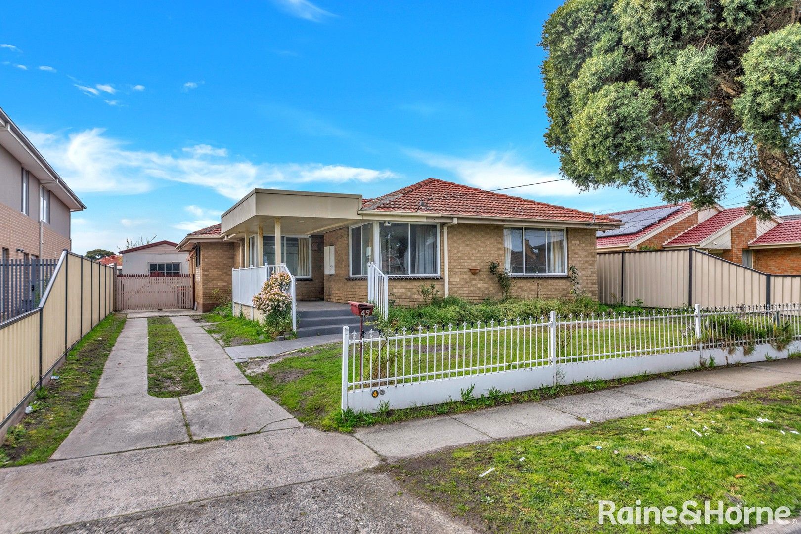4 bedrooms House in 49 Henderson Road KEYSBOROUGH VIC, 3173