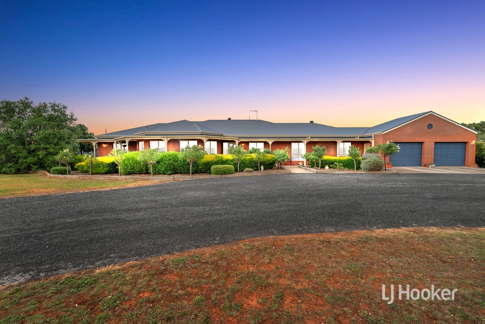 5 bedrooms House in 5 Killarney Drive MELTON VIC, 3337