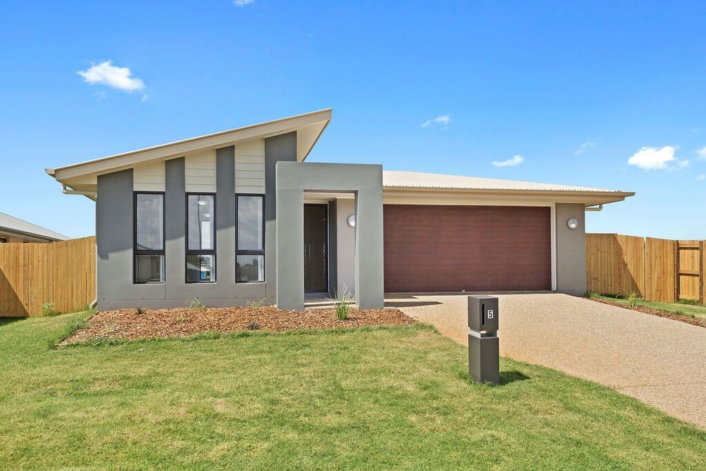 4 bedrooms House in 5 Myrtleford Crescent CAMBOOYA QLD, 4358