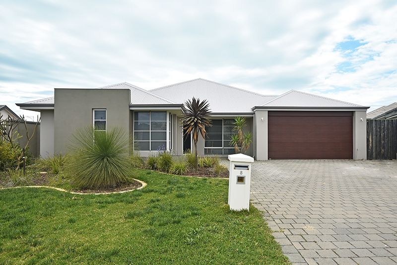 4 bedrooms House in 8 Tuross Way ELLENBROOK WA, 6069