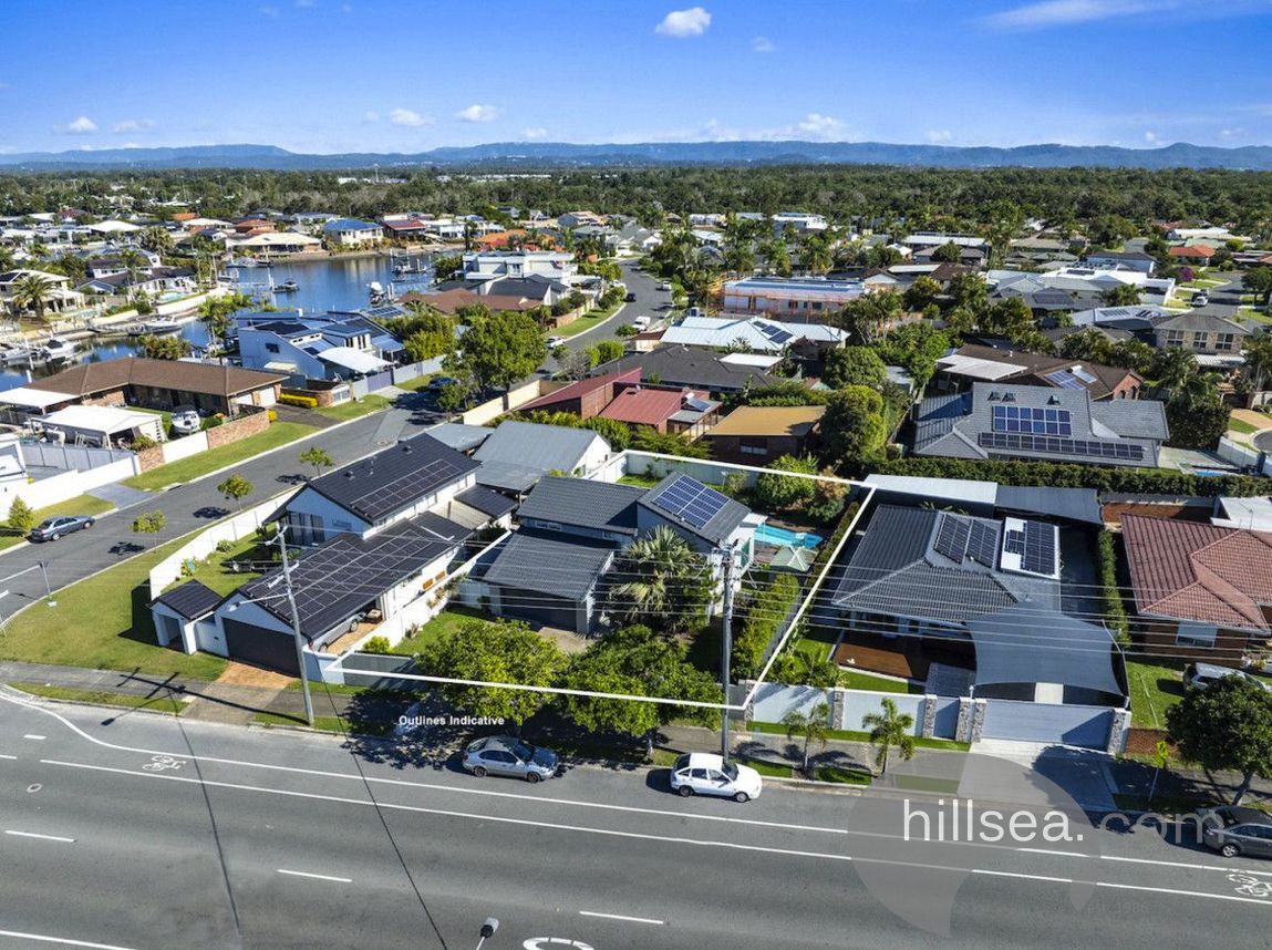 4 bedrooms House in 220 Bayview Street RUNAWAY BAY QLD, 4216