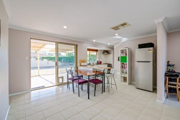 3 bedrooms House in 8 Finch Close LANGFORD WA, 6147