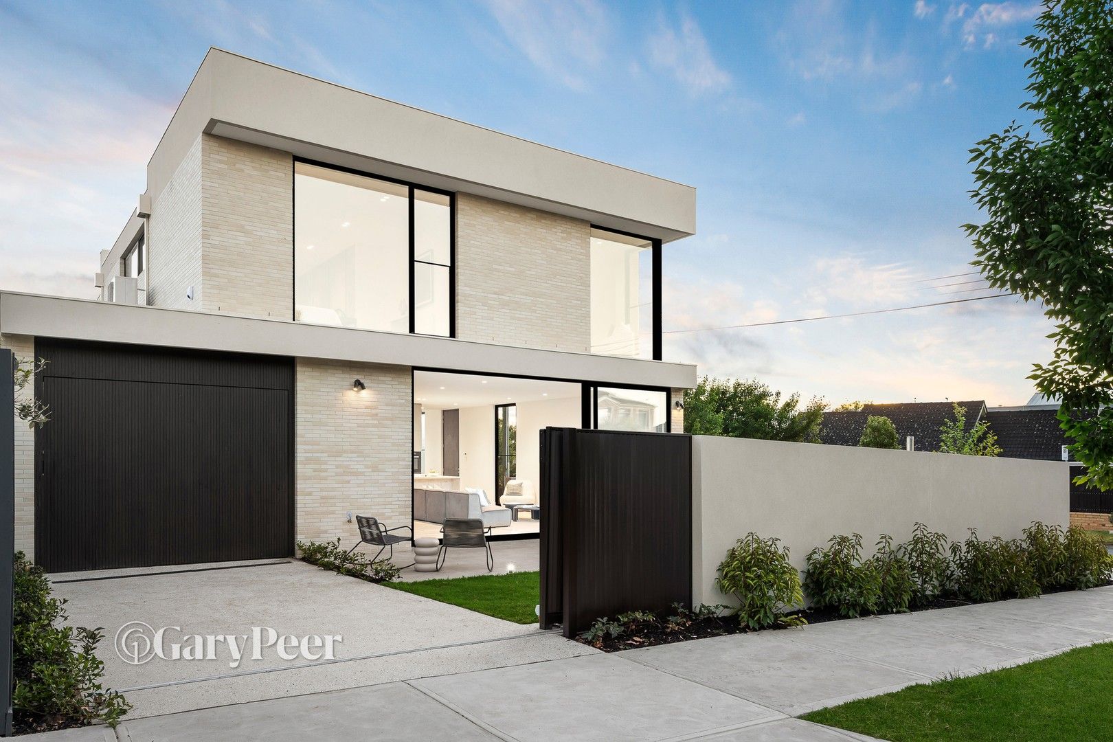 4 bedrooms Townhouse in 52 Lahona Avenue BENTLEIGH EAST VIC, 3165
