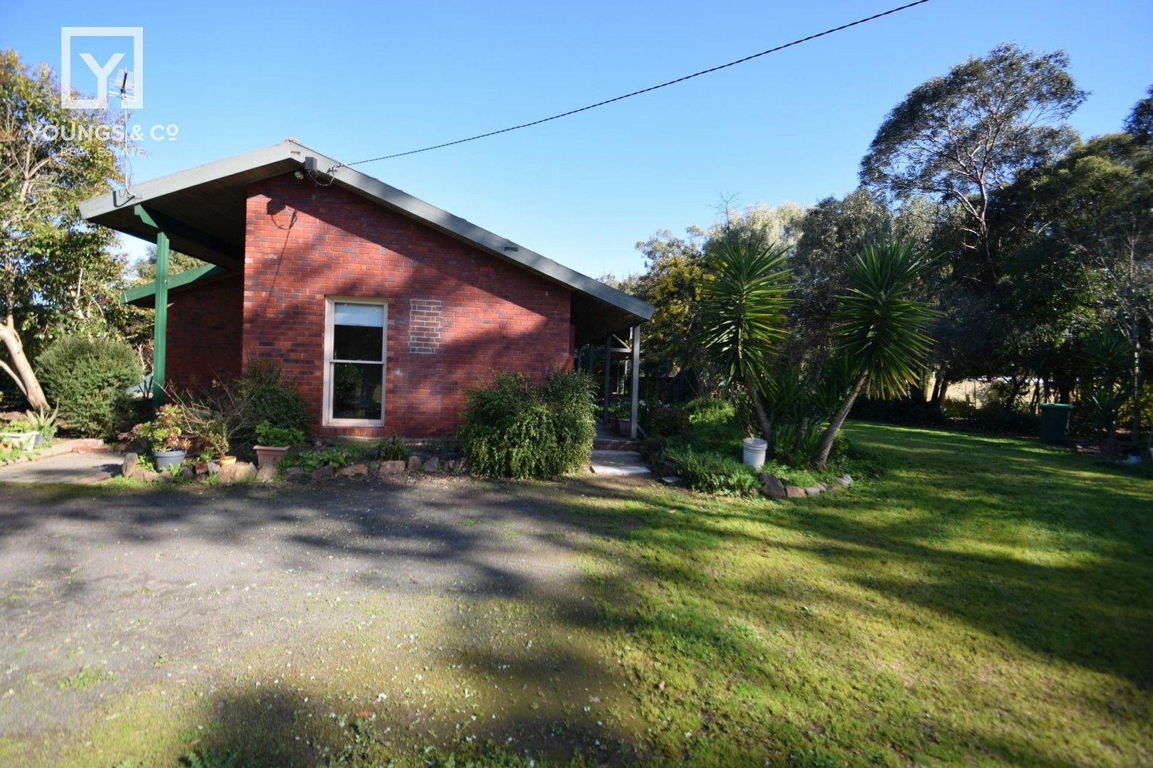 4 bedrooms House in 10 Devine Rd KIALLA WEST VIC, 3631