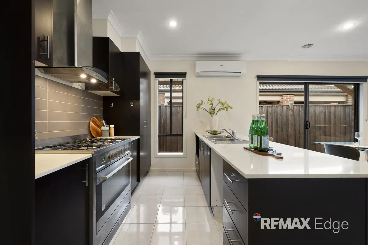 Stylish Family Living with Exceptional Indoor-Outdoor Appeal - Widok 4