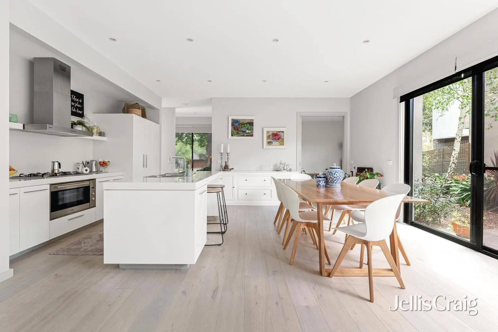 A Sophisticated Design Presenting Elegant Family Living - View 4