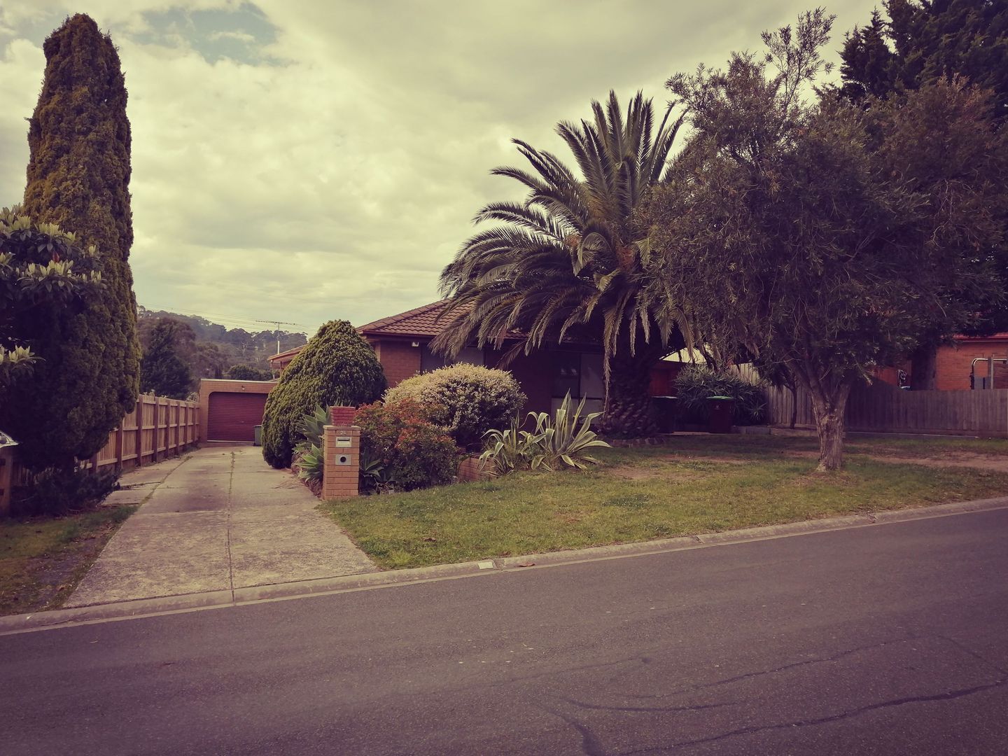 4 bedrooms House in 24 Struan Avenue ENDEAVOUR HILLS VIC, 3802