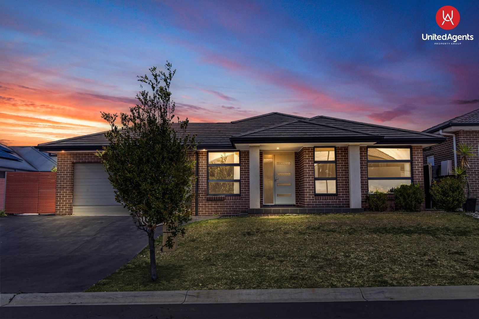 4 bedrooms House in 40 Willmington Loop ORAN PARK NSW, 2570