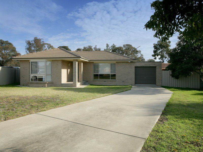 6 Boyd Place, Tolland NSW 2650