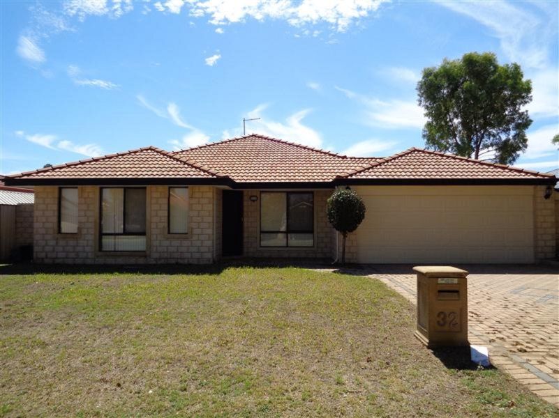4 bedrooms House in 32 Arpenteur Drive BALDIVIS WA, 6171