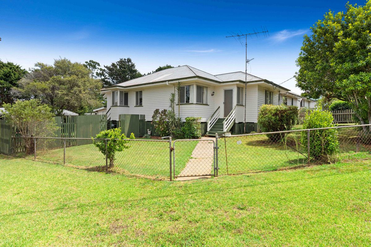 4 bedrooms House in 15 Dwyer Street HARLAXTON QLD, 4350