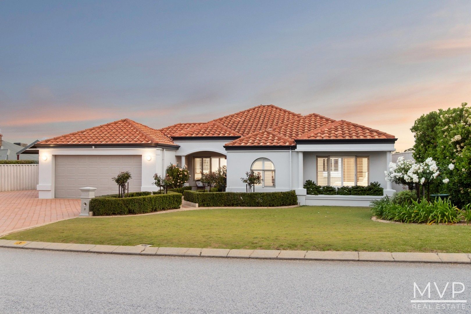 4 bedrooms House in 3 Braemar Rise BIBRA LAKE WA, 6163