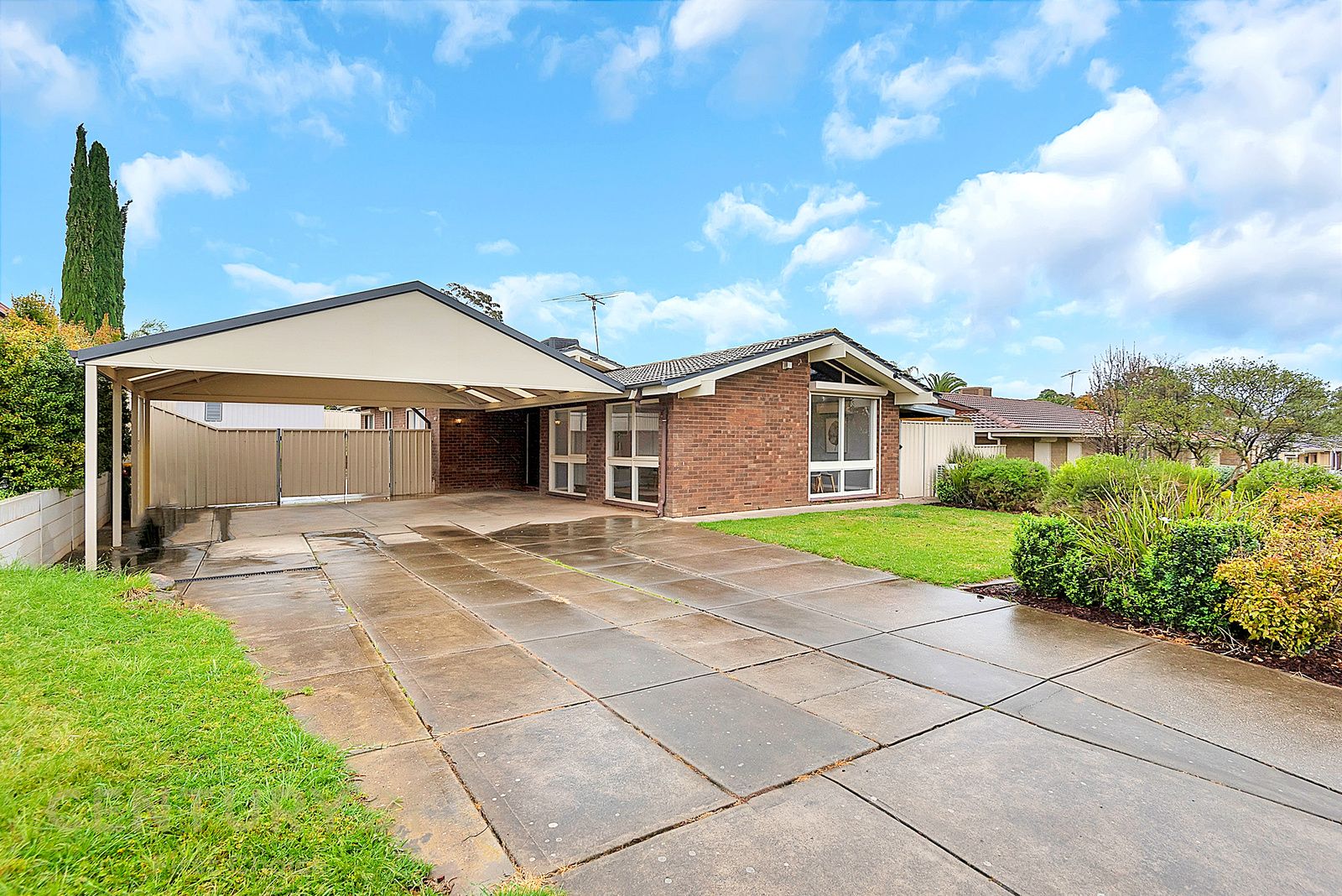 4 bedrooms House in 17 Rosewall Avenue GULFVIEW HEIGHTS SA, 5096