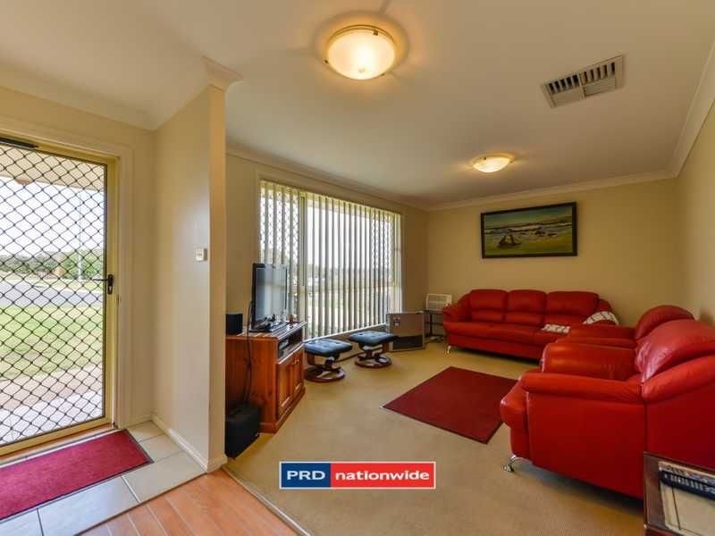 115 Glengarvin Drive, OXLEY VALE NSW 2340, Image 2