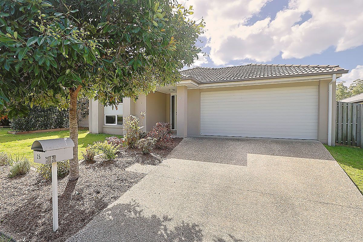 4 bedrooms House in 25 Benezet Drive AUGUSTINE HEIGHTS QLD, 4300