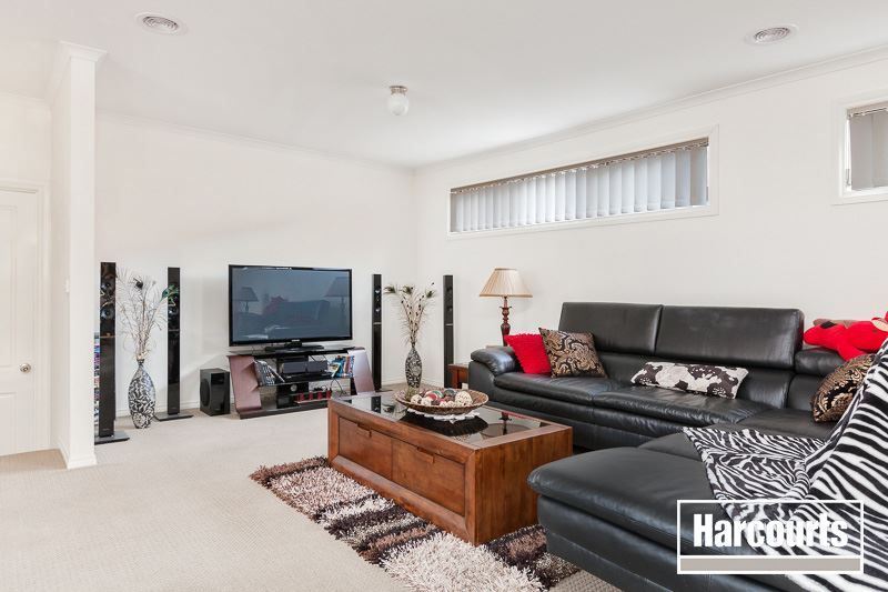 26 Hawkeseye Way, Cranbourne East VIC 3977, Image 2