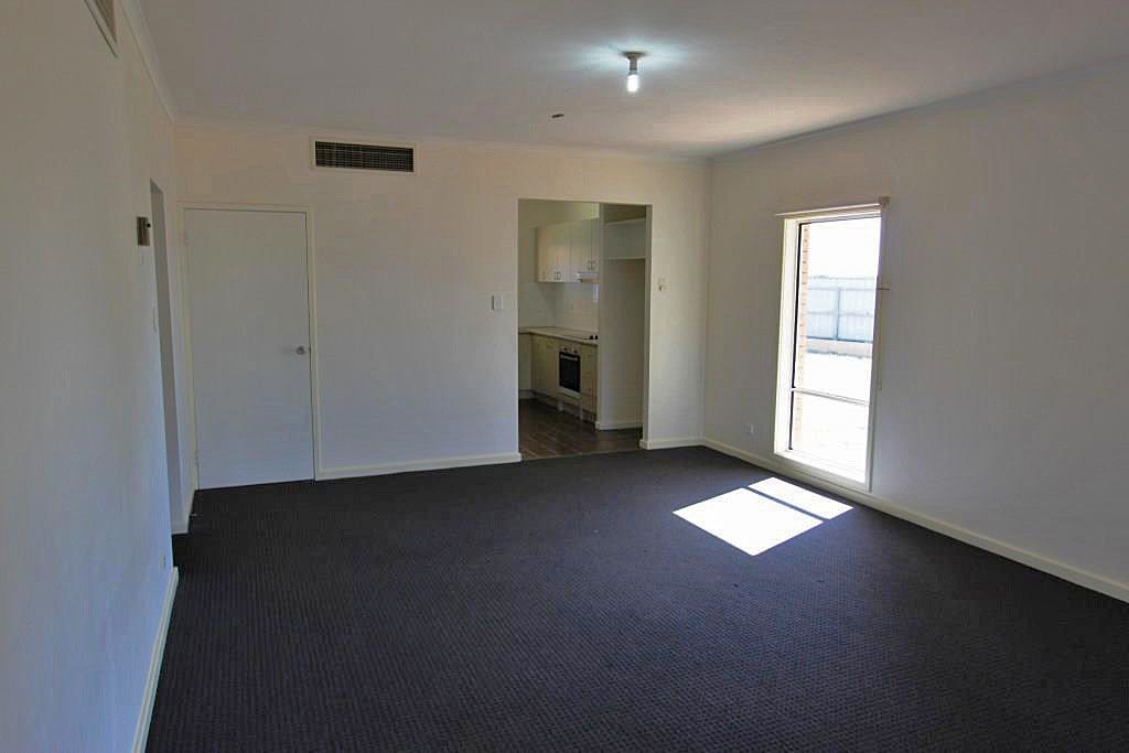 8B Forrest Close, MILLARS WELL WA 6714, Image 2