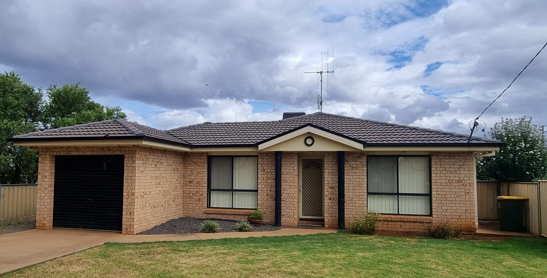 4 bedrooms House in 9 GUILLAN PLACE PARKES NSW, 2870