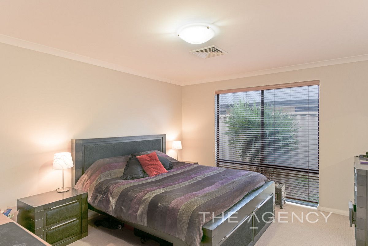 4 Holroyd Gardens, Millbridge WA 6232, Image 2