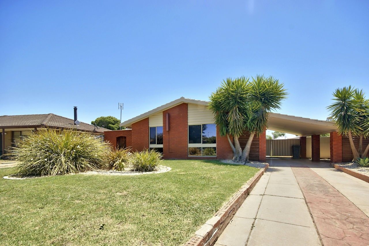 3 bedrooms House in 9 Johnston Crescent DENILIQUIN NSW, 2710