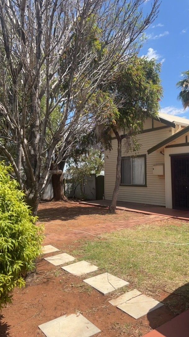 5 bedrooms House in 240 MacDonald Street KALGOORLIE WA, 6430