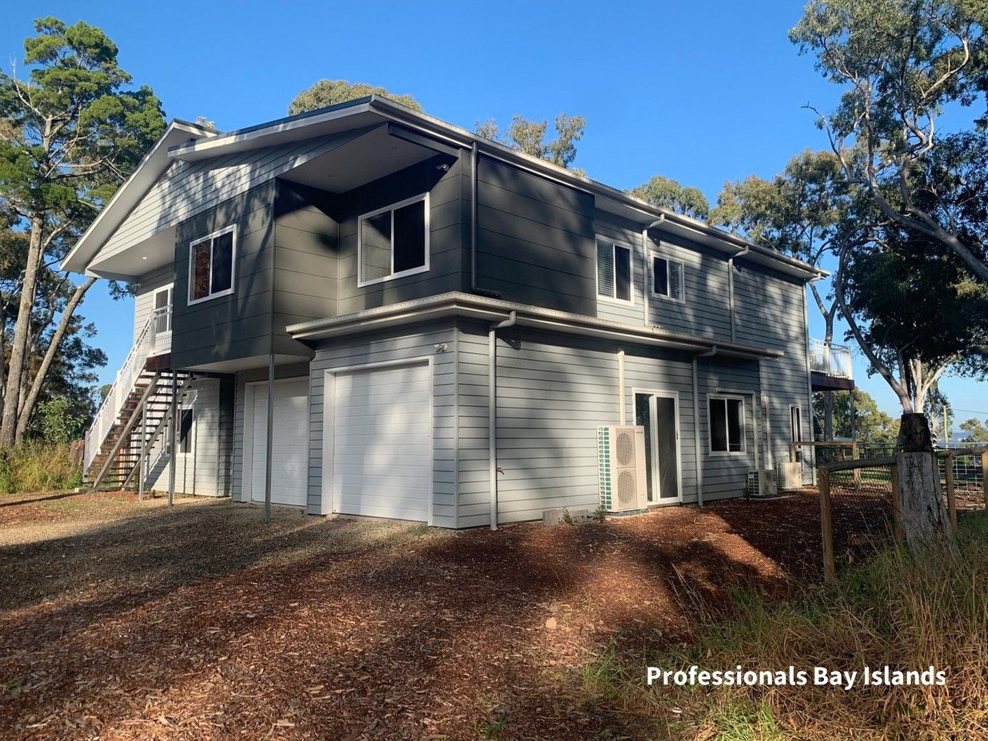 4 bedrooms House in 17 High Central Road MACLEAY ISLAND QLD, 4184