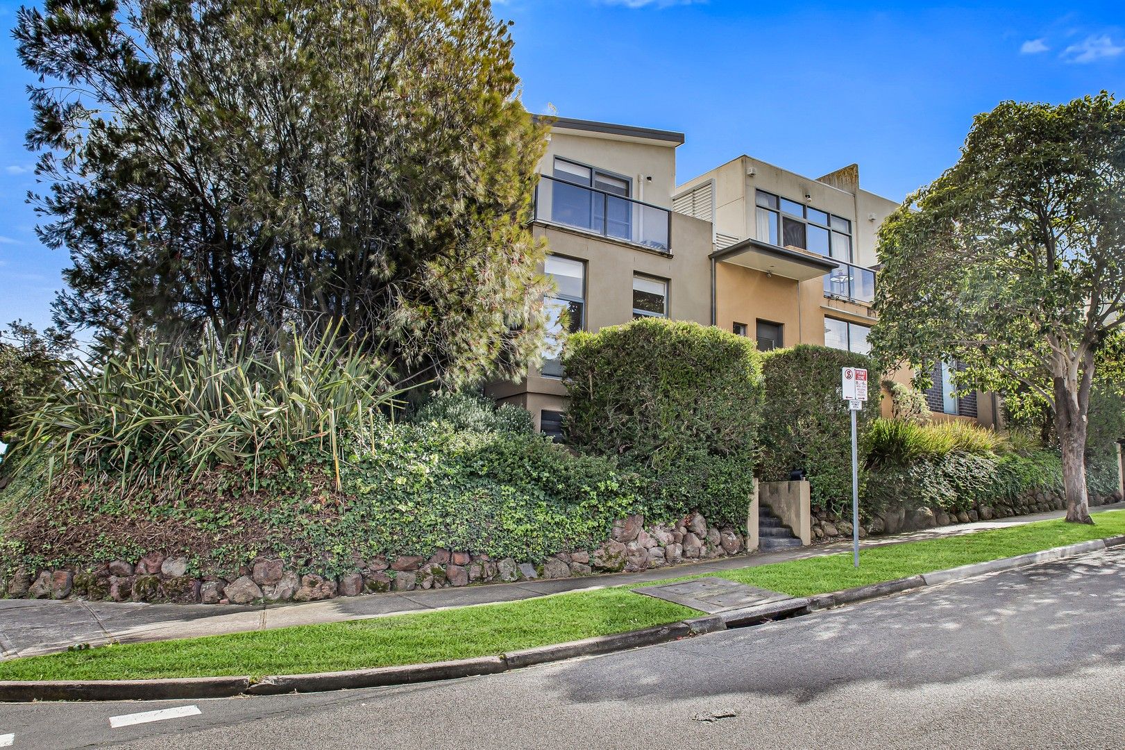 2 bedrooms Townhouse in 1/25 Clay Drive DONCASTER VIC, 3108