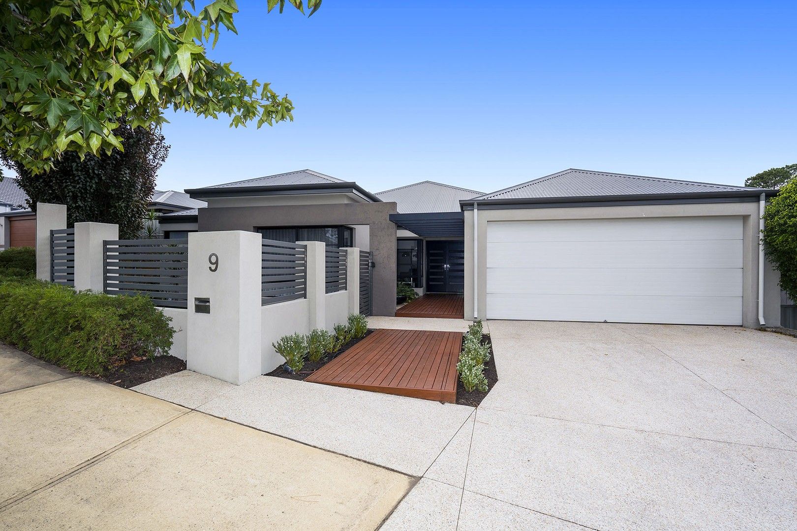 4 bedrooms House in 9 Edgehill Walk PIARA WATERS WA, 6112