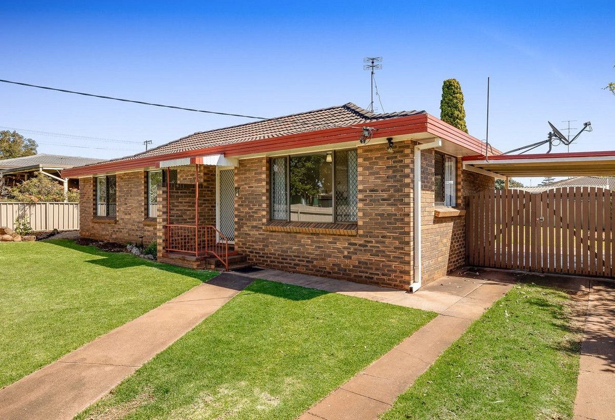 3 bedrooms House in 61 Wyalla Street NEWTOWN QLD, 4350