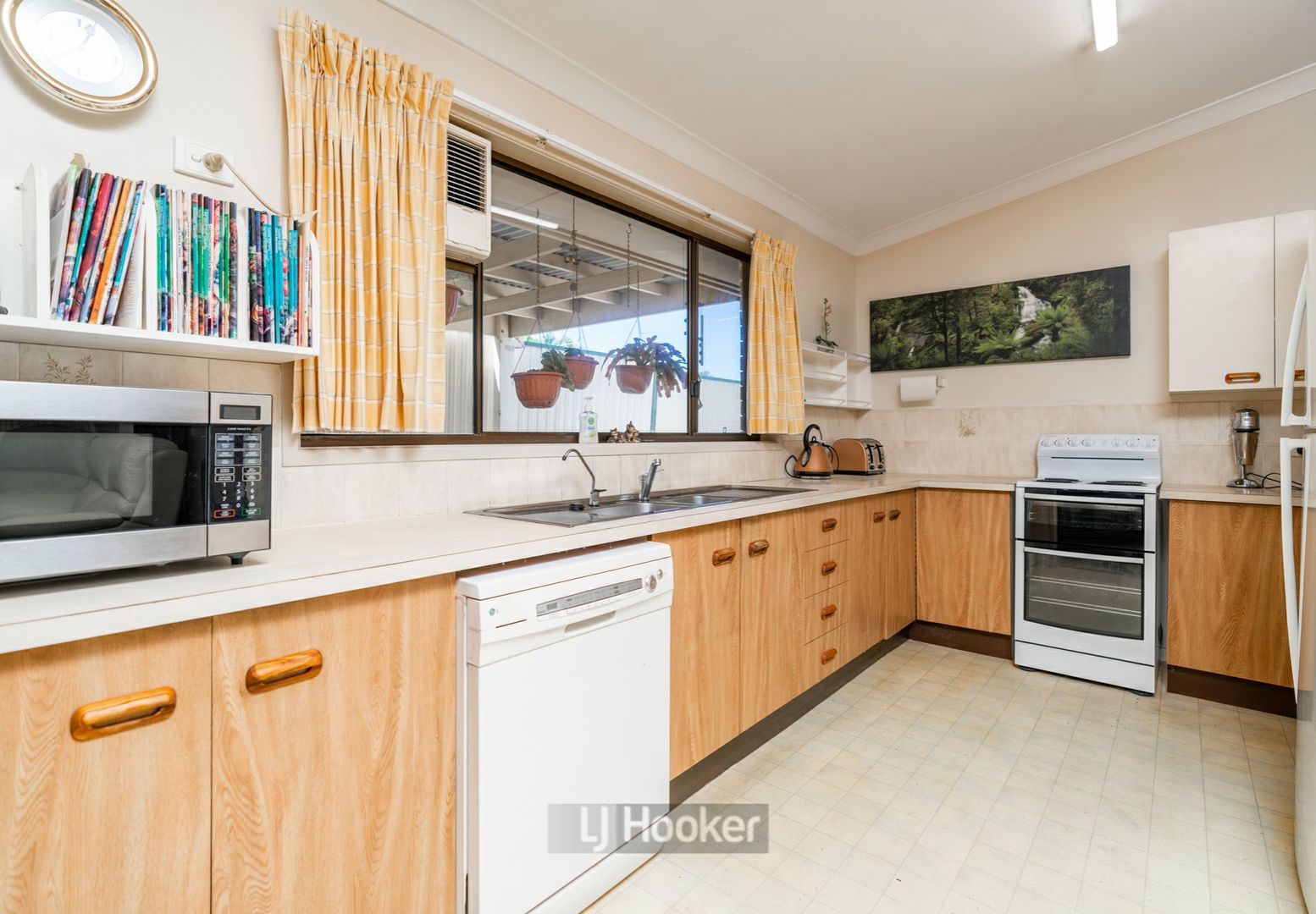 18 Dampier Court, Boronia Heights QLD 4124, Image 2