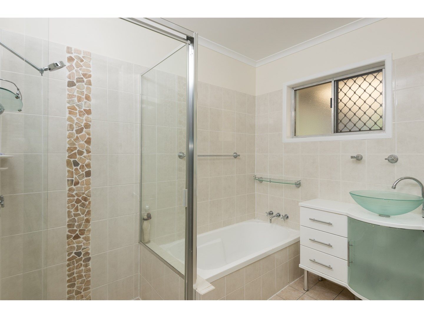 4 bedrooms House in  BURLEIGH WATERS QLD, 4220