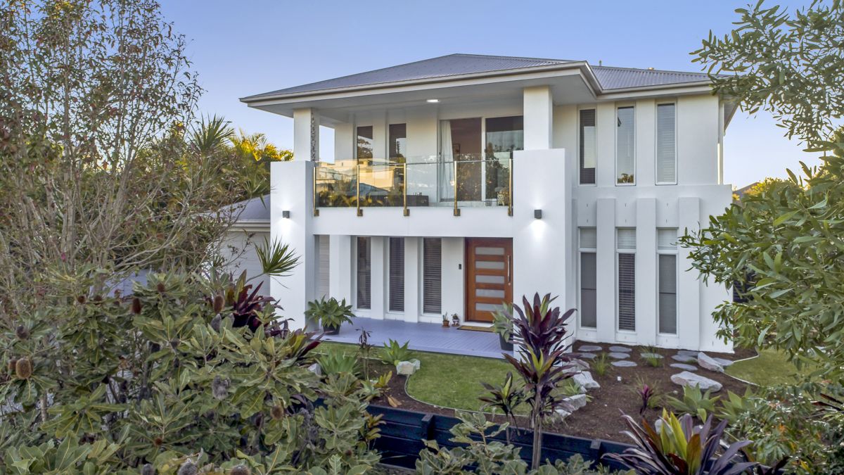 5 bedrooms House in 16 Honeyeater  Crescent PEREGIAN SPRINGS QLD, 4573