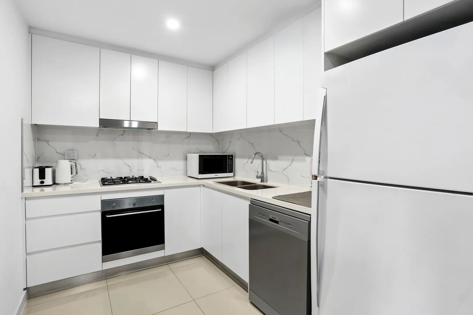 Modern Oversized Apartment with 135sqm on Title, Walk to Belmore Station - Widok 5